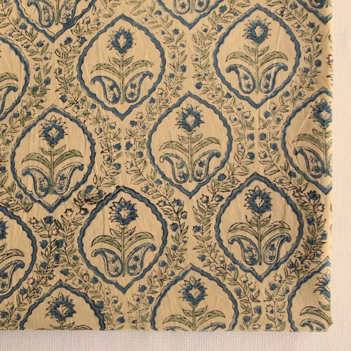 Kalyani B - Tissu indien en coton imprimé main, hand block bleu sur fond beige