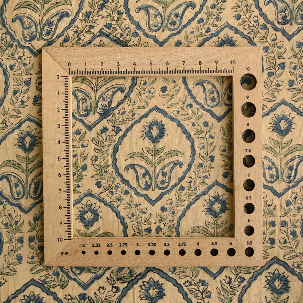 Kalyani B - Tissu indien en coton imprimé main, hand block bleu sur fond beige