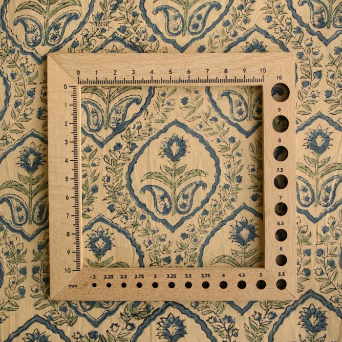 Kalyani B - Tissu indien en coton imprimé main, hand block bleu sur fond beige