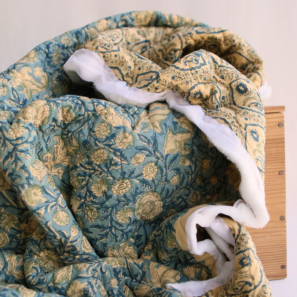 Tissu indien Kalyani matelassé double face coton hand block, bleu et beige jaune surannés