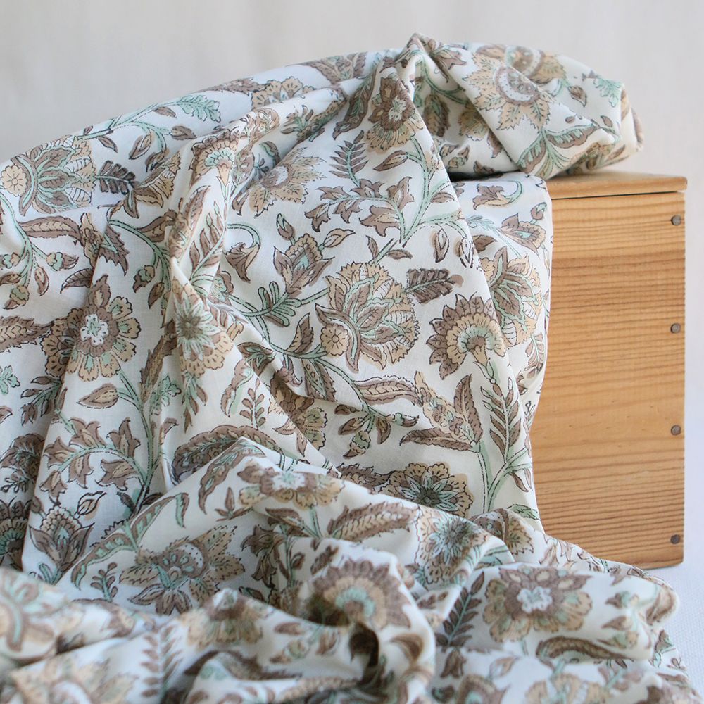 Tissu indien Padma en coton hand block, marron beige et vert naturel sur fond blanc