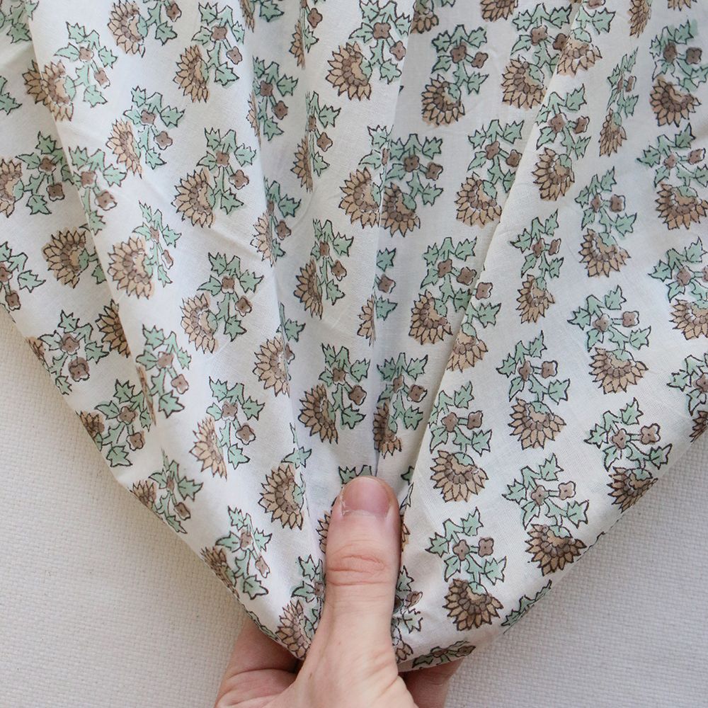 Padma B - Tissu indien en coton imprimé main, hand block marron, beige et vert naturel