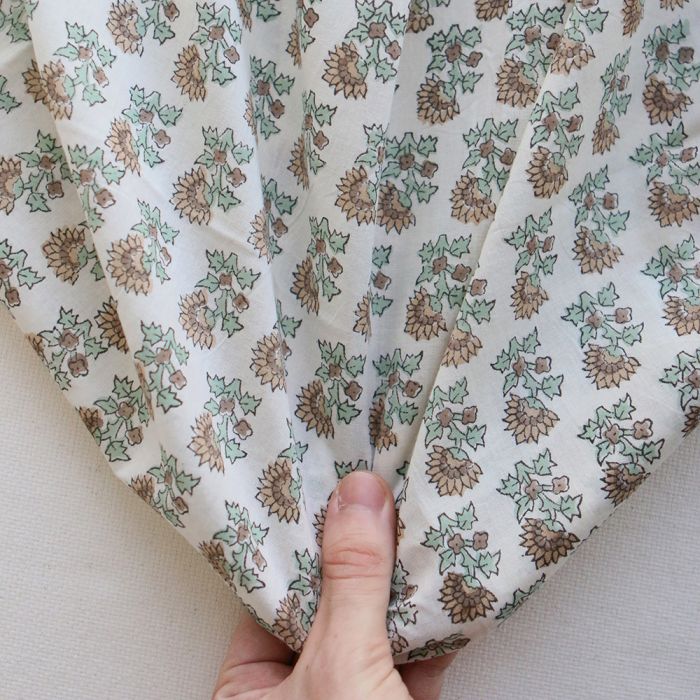 Padma B - Tissu indien en coton imprimé main, hand block marron, beige et vert naturel