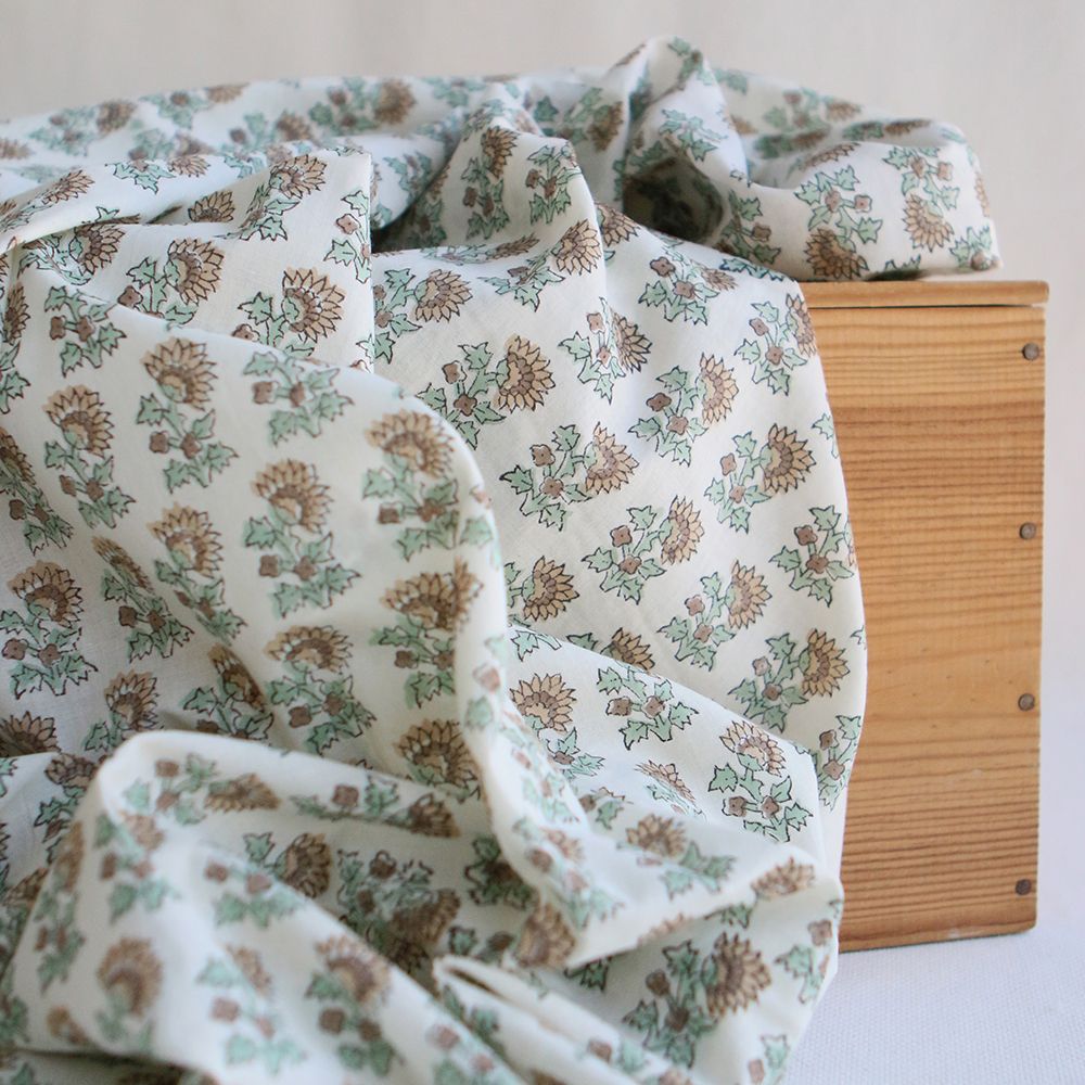 Tissu indien Padma B en coton hand block, motif coordonné marron beige et vert naturel