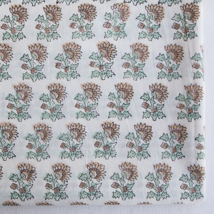 Padma B - Tissu indien en coton imprimé main, hand block marron, beige et vert naturel