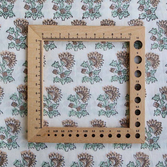 Padma B - Tissu indien en coton imprimé main, hand block marron, beige et vert naturel