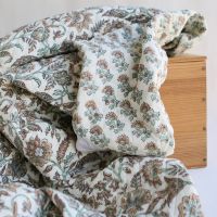 Tissu indien Padma matelassé double face coton hand block, marron beige et vert sur fond blanc