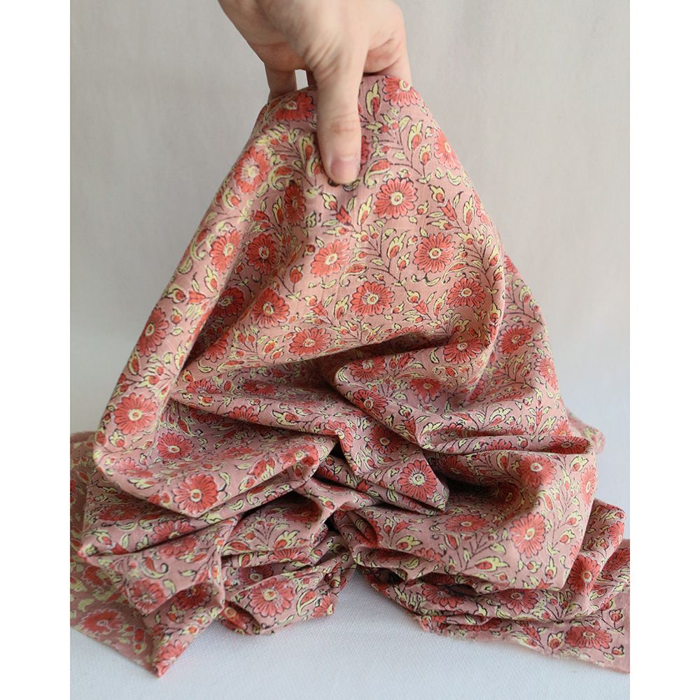 Amita - Tissu indien en coton lavé imprimé main, hand block rose, corail et jaune pâle