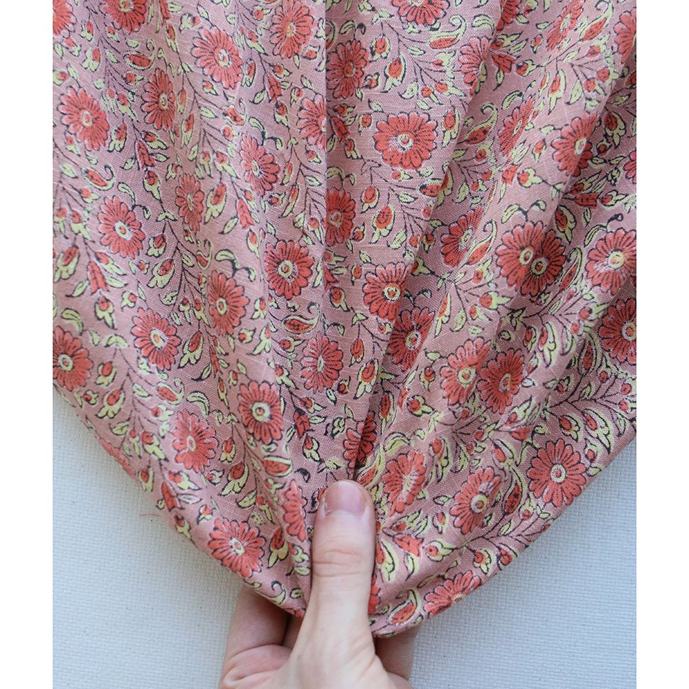 Amita - Tissu indien en coton lavé imprimé main, hand block rose, corail et jaune pâle