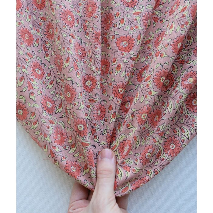Amita - Tissu indien en coton lavé imprimé main, hand block rose, corail et jaune pâle