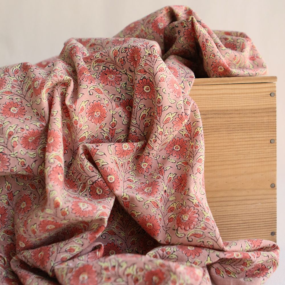 Tissu indien Amita en coton lavé hand block, rose corail et jaune pâle, effet froissé