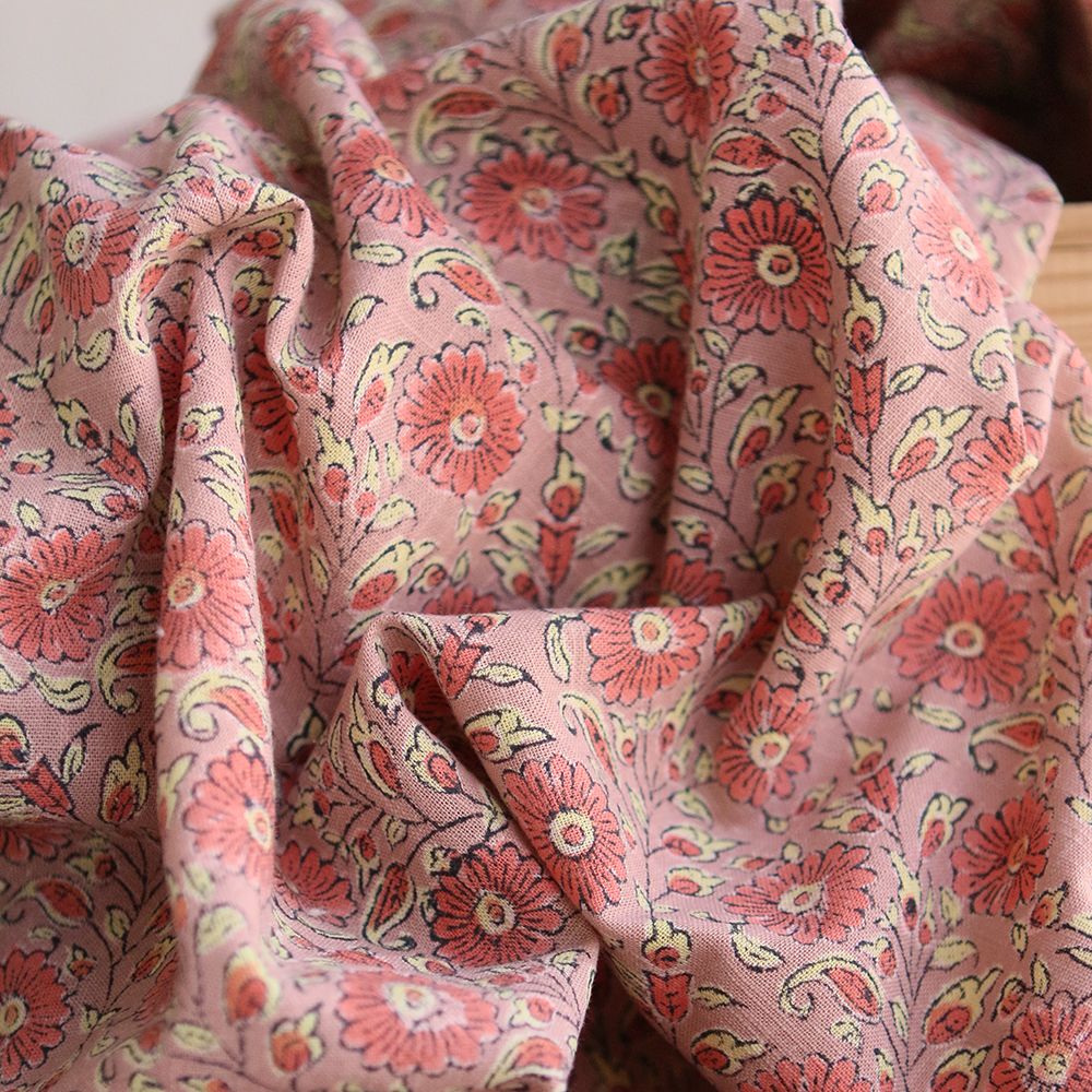 Amita - Tissu indien en coton lavé imprimé main, hand block rose, corail et jaune pâle