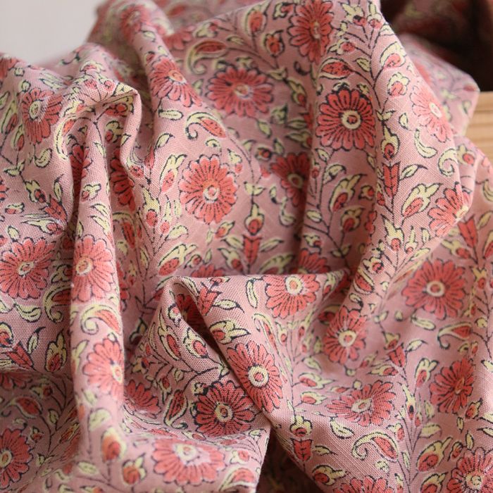 Amita - Tissu indien en coton lavé imprimé main, hand block rose, corail et jaune pâle