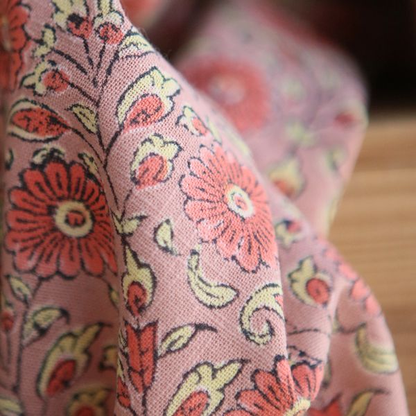 Tissu indien Amita en coton lavé hand block, rose corail et jaune pâle, effet froissé 2