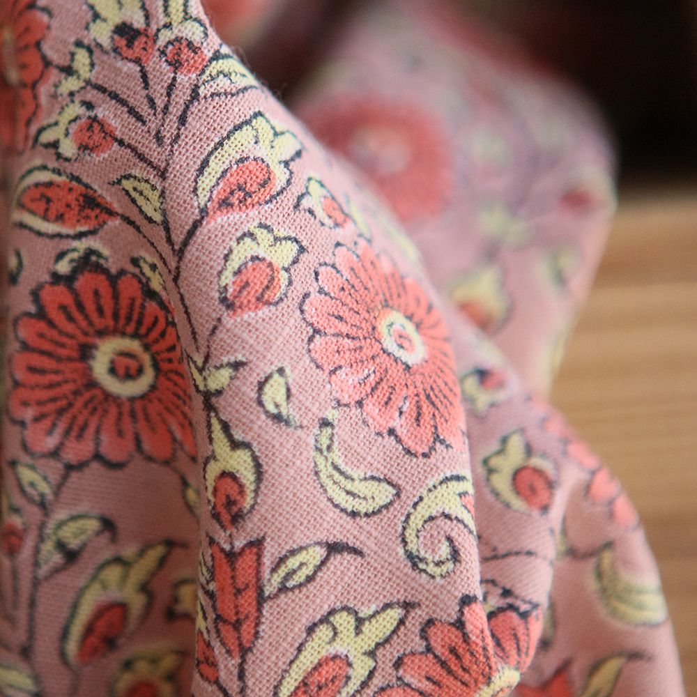 Amita - Tissu indien en coton lavé imprimé main, hand block rose, corail et jaune pâle