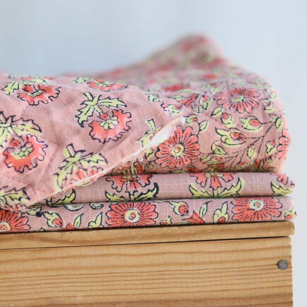 Amita - Tissu indien en coton lavé imprimé main, hand block rose, corail et jaune pâle