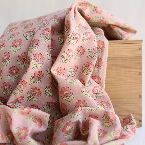 Tissu indien Amita B en coton lavé hand block, motif coordonné rose corail et jaune pâle