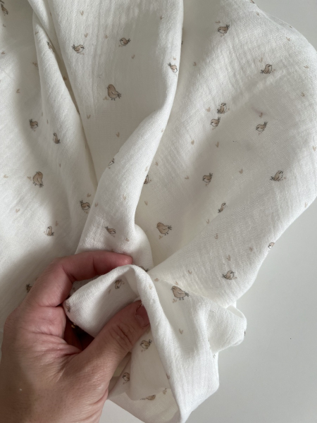 Charly - Double gaze de coton blanc lait motif petits oiseaux beige Tissus issus de l'agriculture biologique  - 1 2
