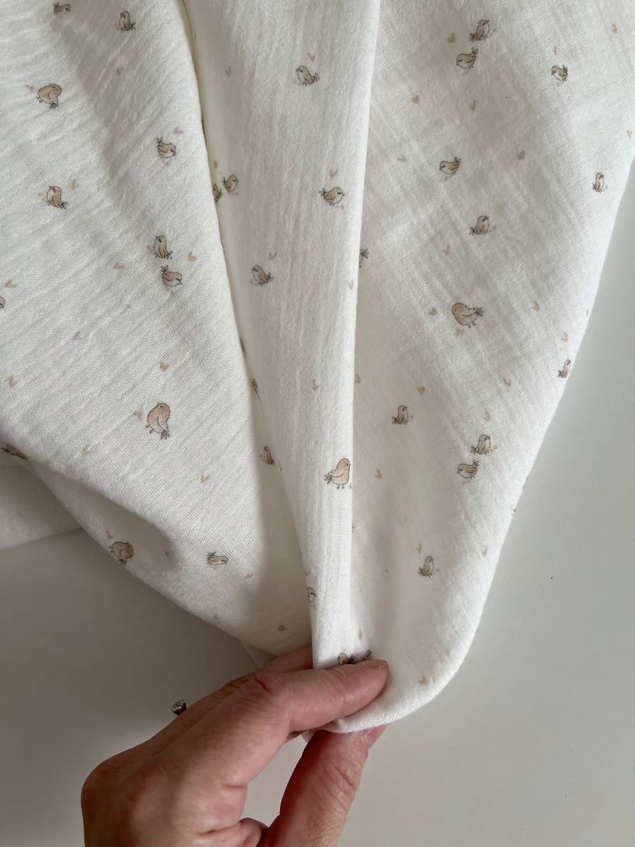 Charly - Double gaze de coton blanc lait motif petits oiseaux beige Tissus issus de l'agriculture biologique  - 3