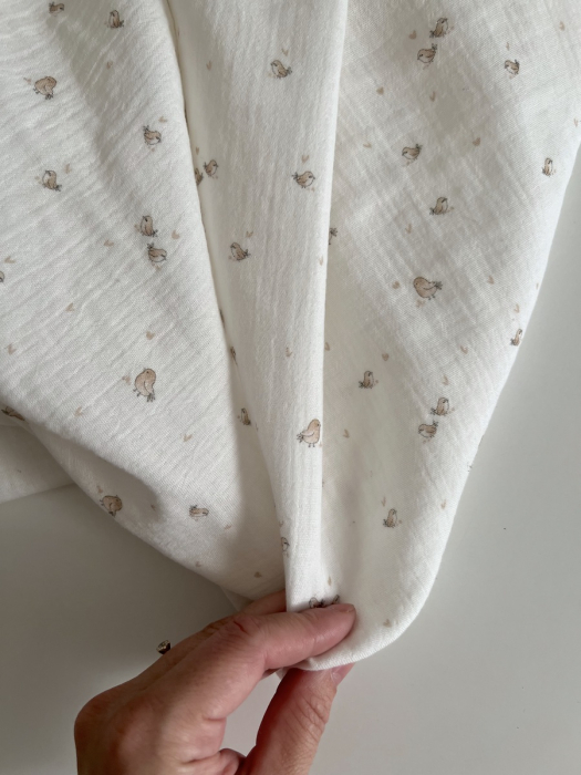 Charly - Double gaze de coton blanc lait motif petits oiseaux beige Tissus issus de l'agriculture biologique  - 3