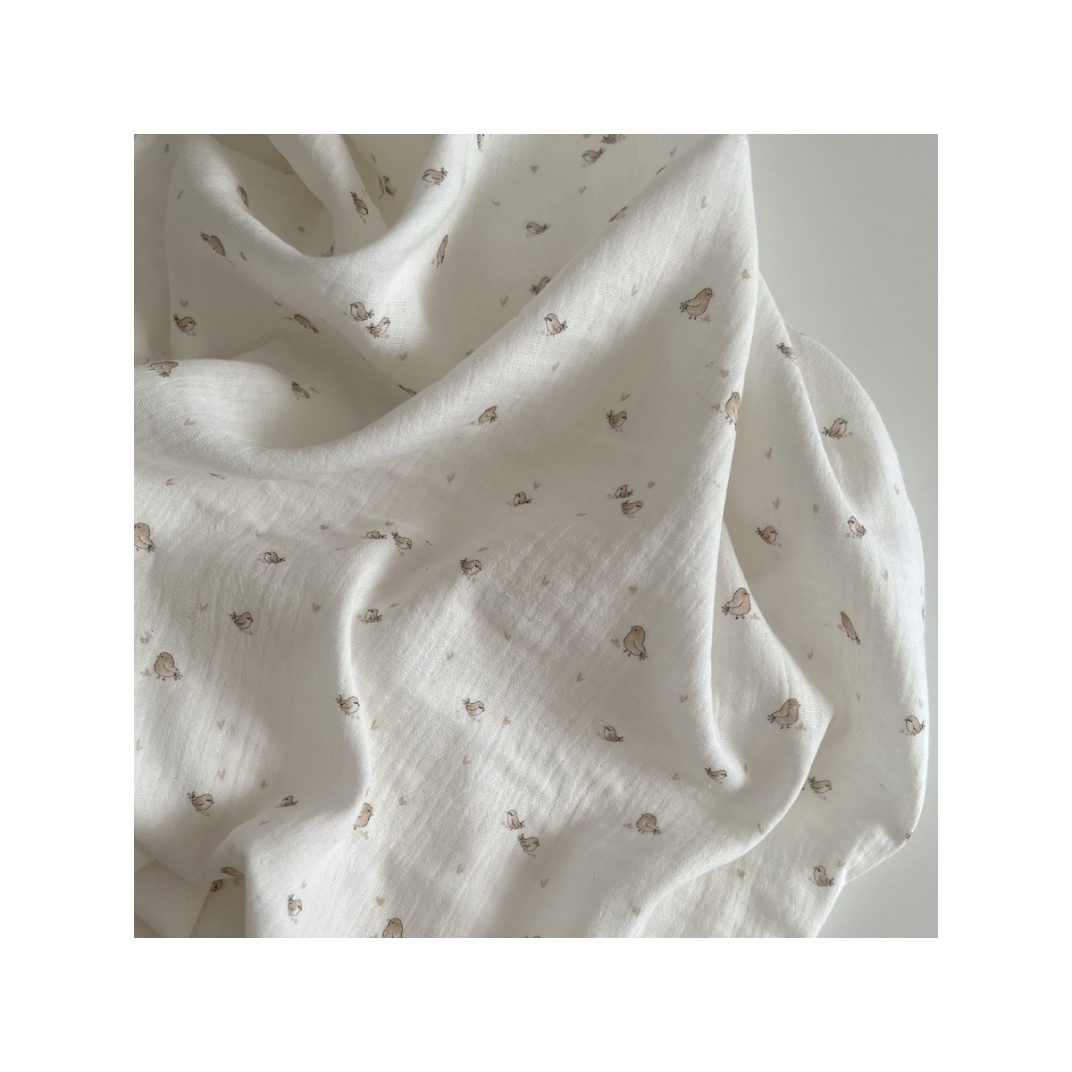 Charly - Double gaze de coton blanc lait motif petits oiseaux beige Tissus issus de l'agriculture biologique  - 1
