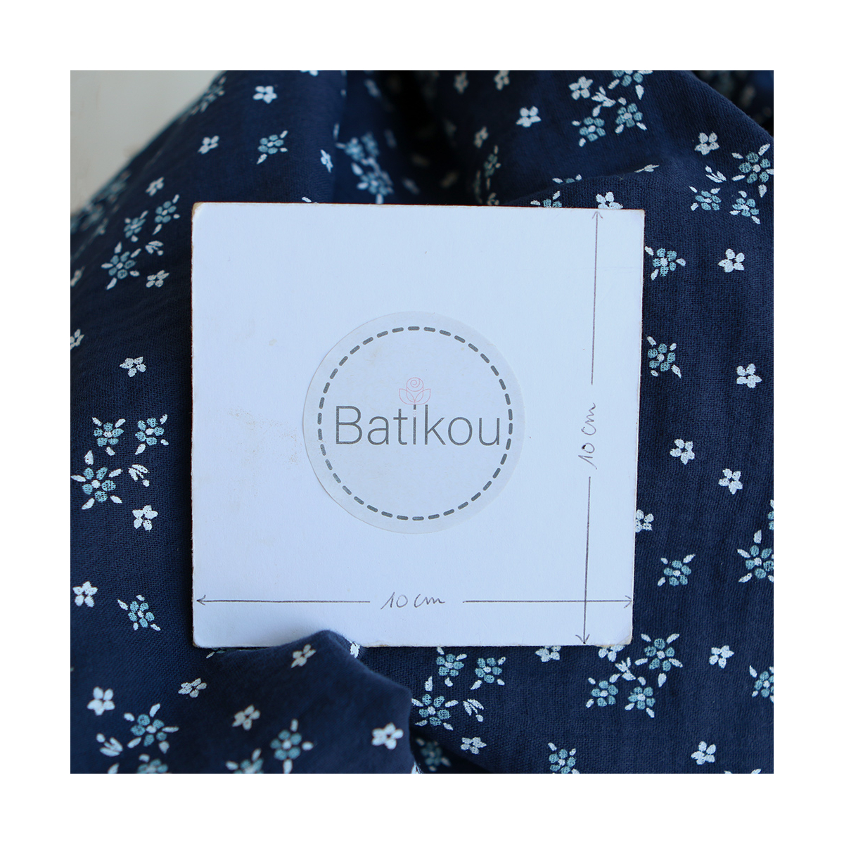 Lena - Double gaze de coton motif fleuri fond bleu marine