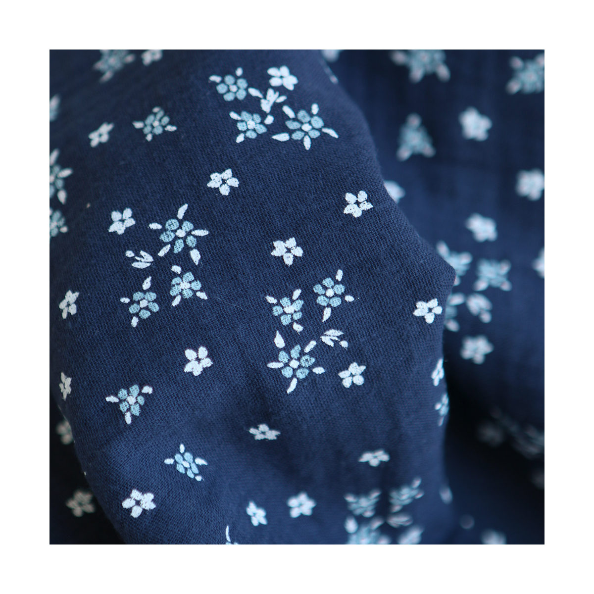 Lena - Double gaze de coton motif fleuri fond bleu marine