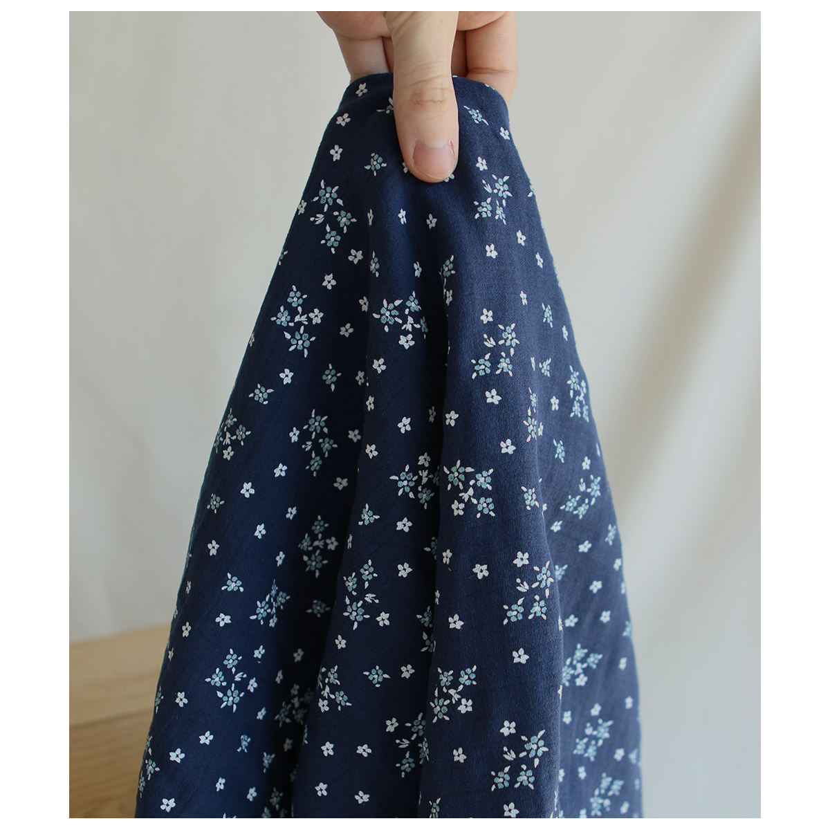 Lena - Double gaze de coton motif fleuri fond bleu marine