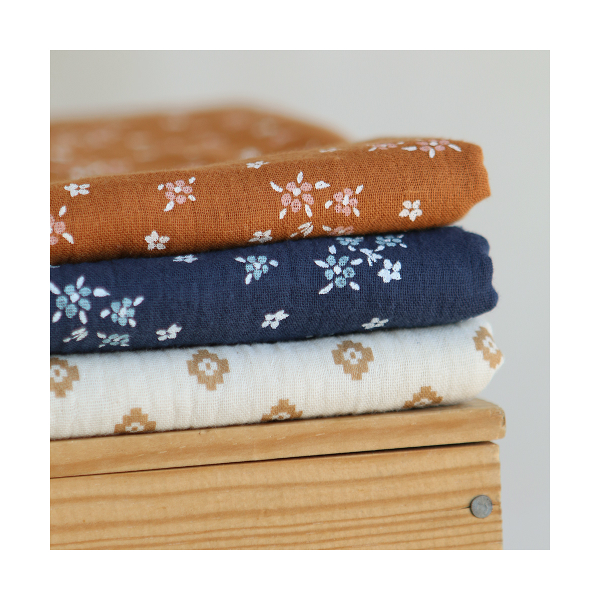 Lena - Double gaze de coton motif fleuri fond bleu marine