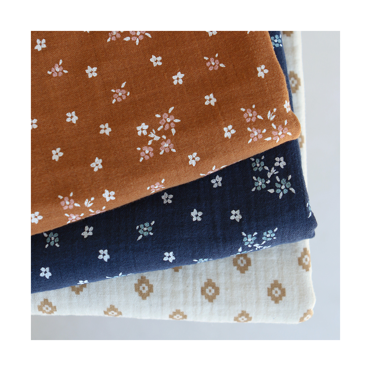 Lena - Double gaze de coton motif fleuri fond bleu marine