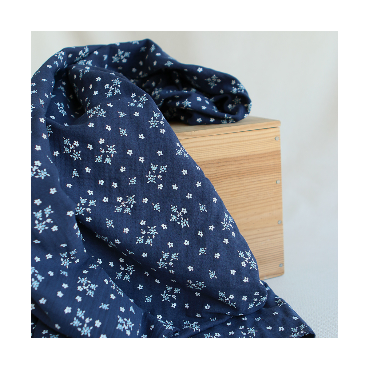 Lena - Double gaze de coton motif fleuri fond bleu marine