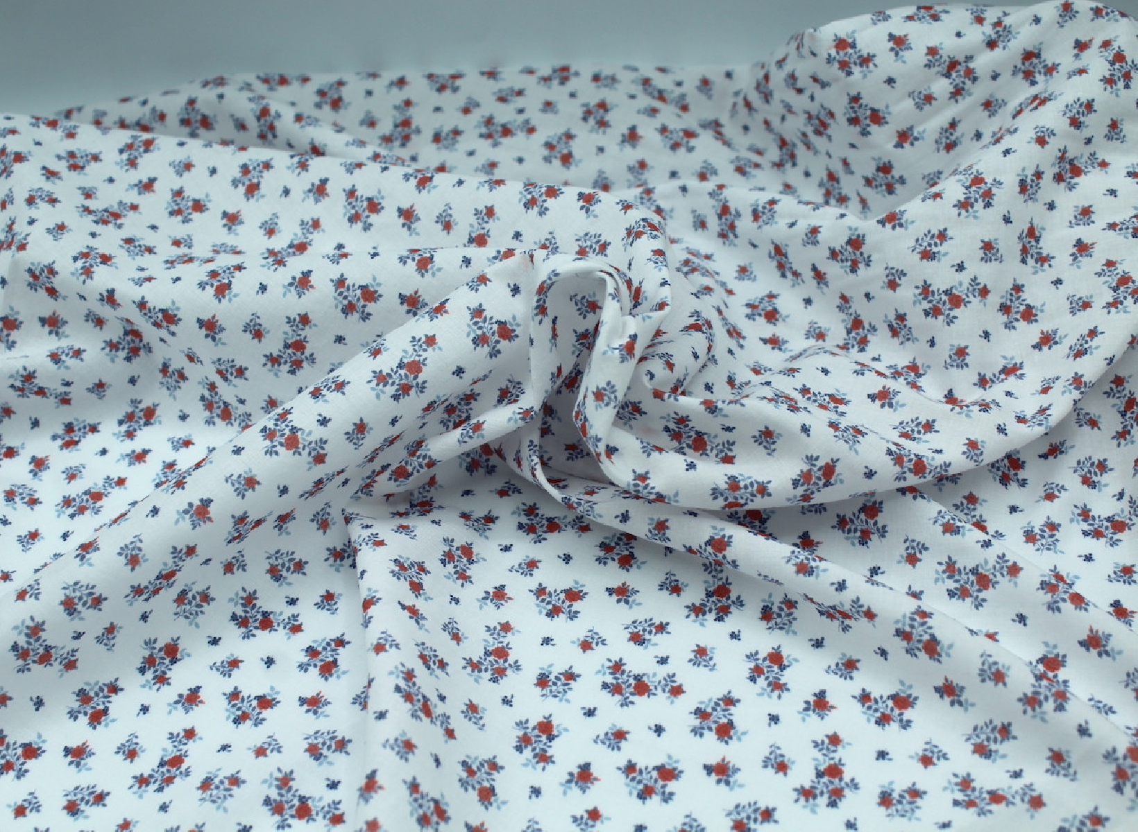Batiste de coton imprimé fleuri bleu / rouge