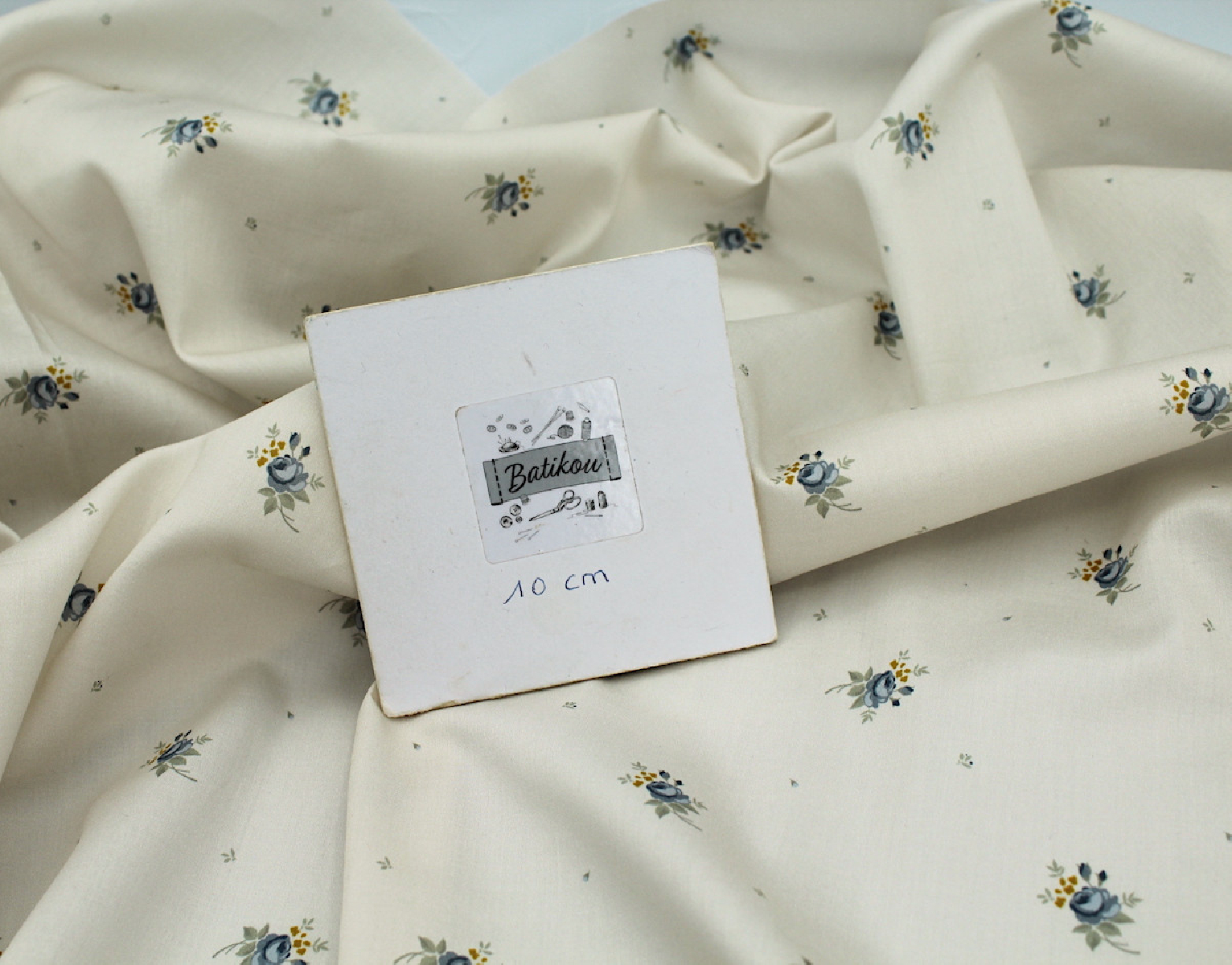 Coton satiné motif Lily exclusif Batikou fond crème