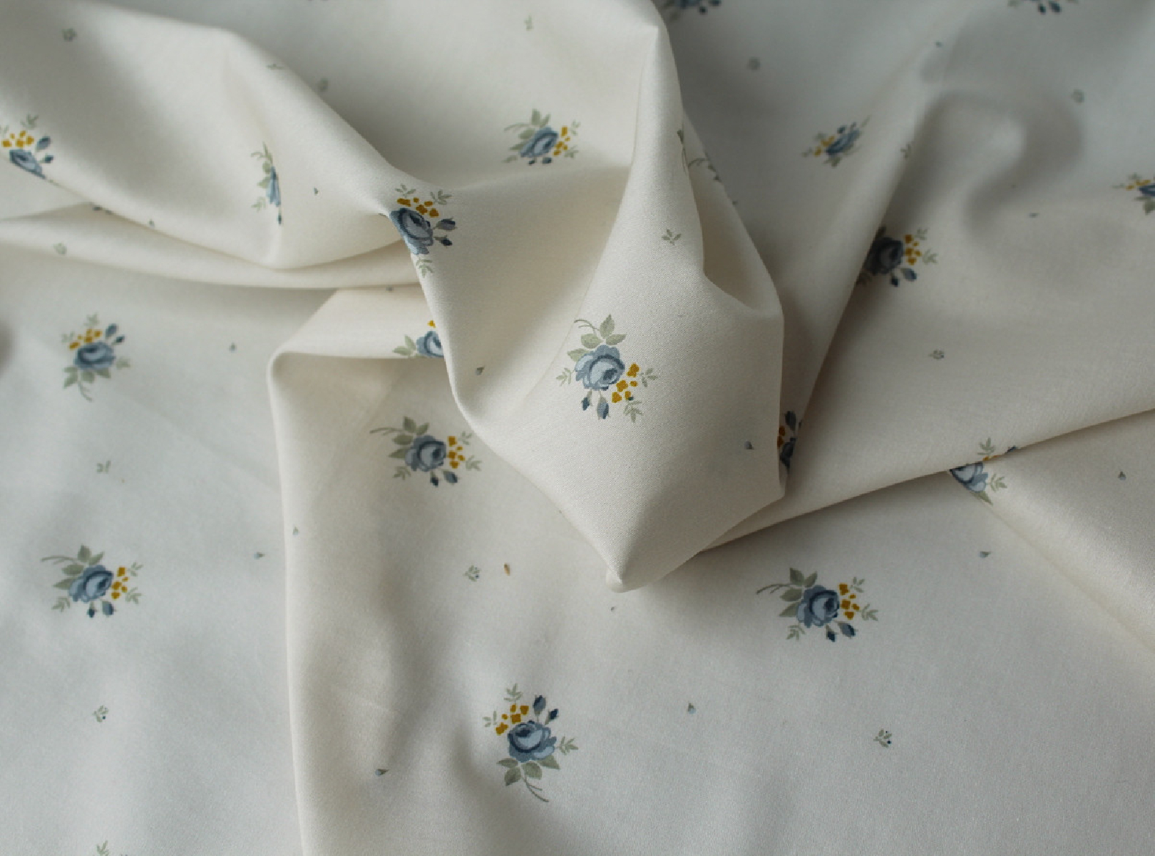 Coton satiné motif Lily exclusif Batikou fond crème