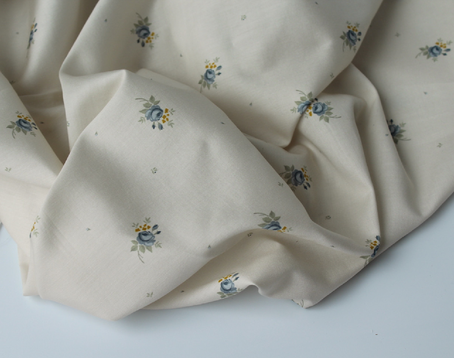 Coton satiné motif Lily exclusif Batikou fond crème