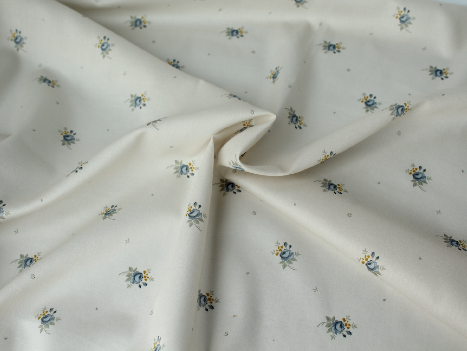 Coton satiné motif Lily exclusif Batikou fond crème