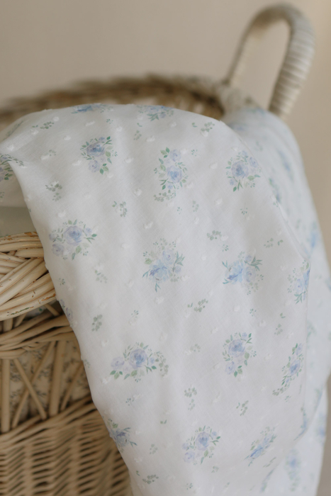 Maggie - Plumetis coton BIO fond blanc motif fleuri bleu