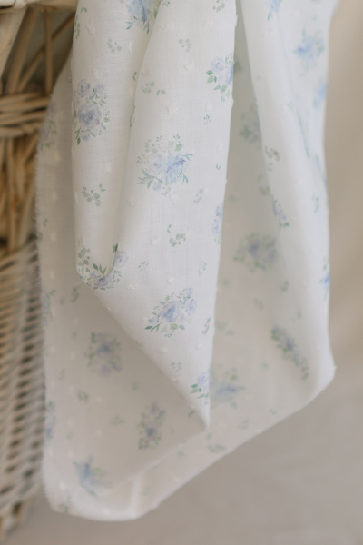 Maggie - Plumetis coton BIO fond blanc motif fleuri bleu 2