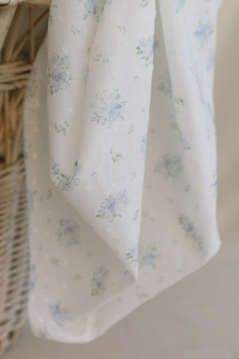 Maggie - Plumetis coton BIO fond blanc motif fleuri bleu
