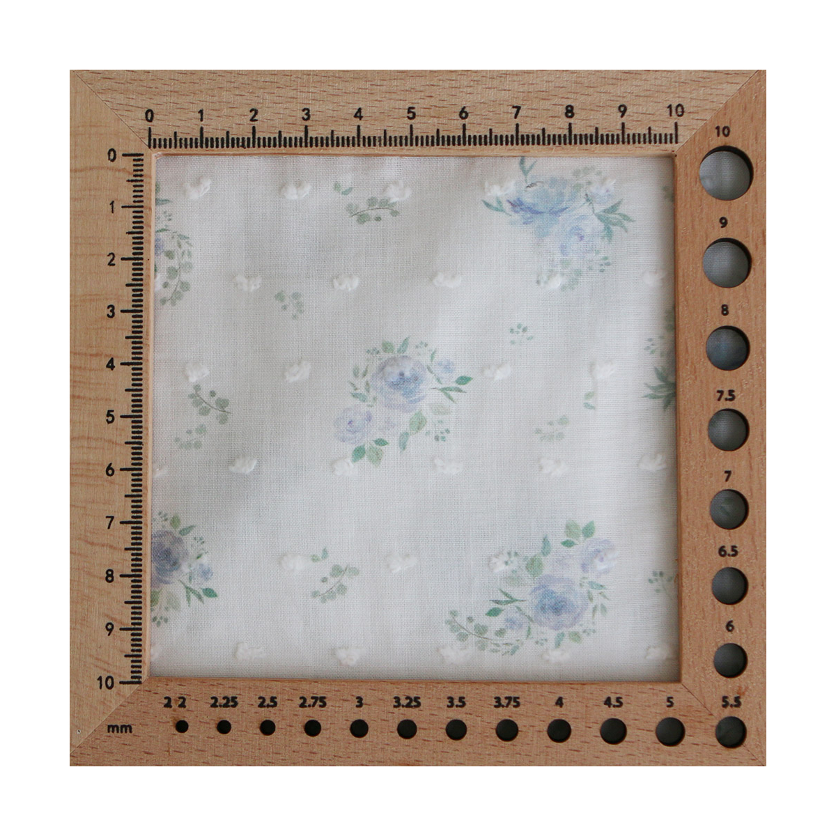 Maggie - Plumetis coton BIO fond blanc motif fleuri bleu
