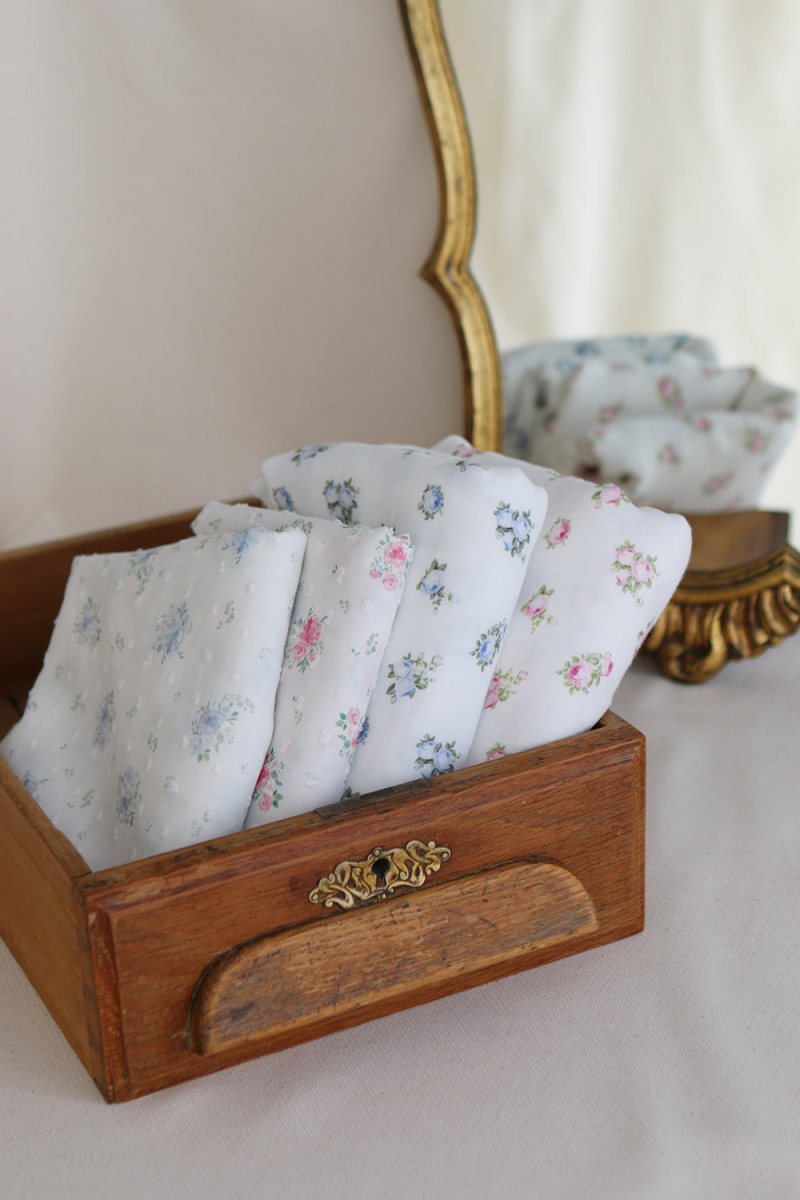 Maggie - Plumetis coton BIO fond blanc motif fleuri bleu