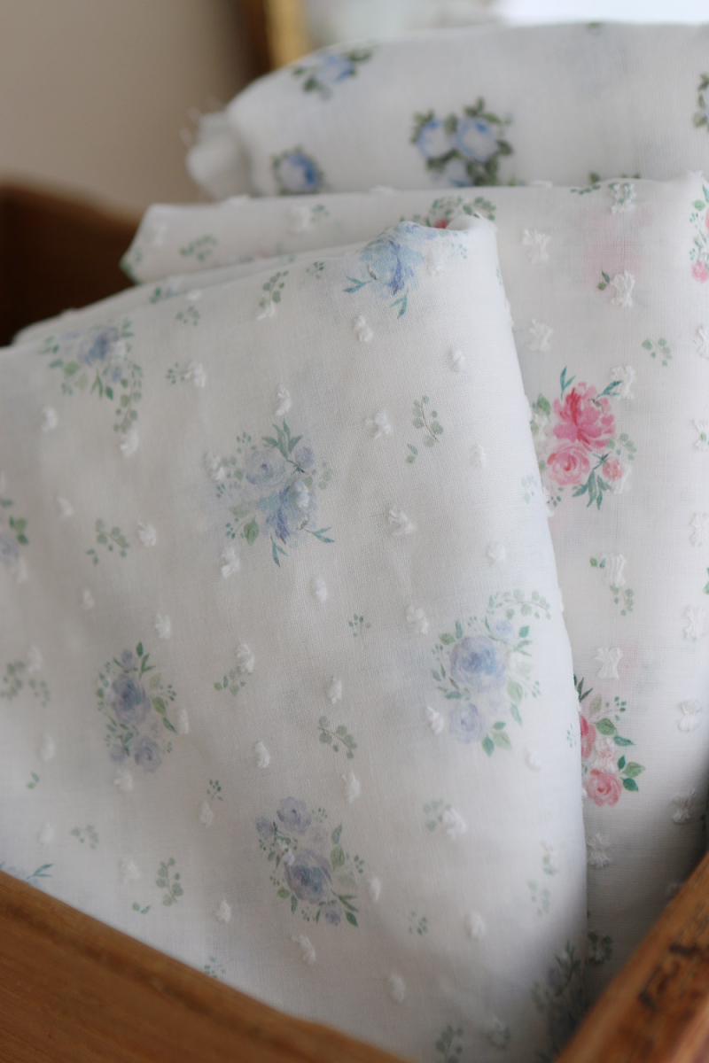 Maggie - Plumetis coton BIO fond blanc motif fleuri bleu