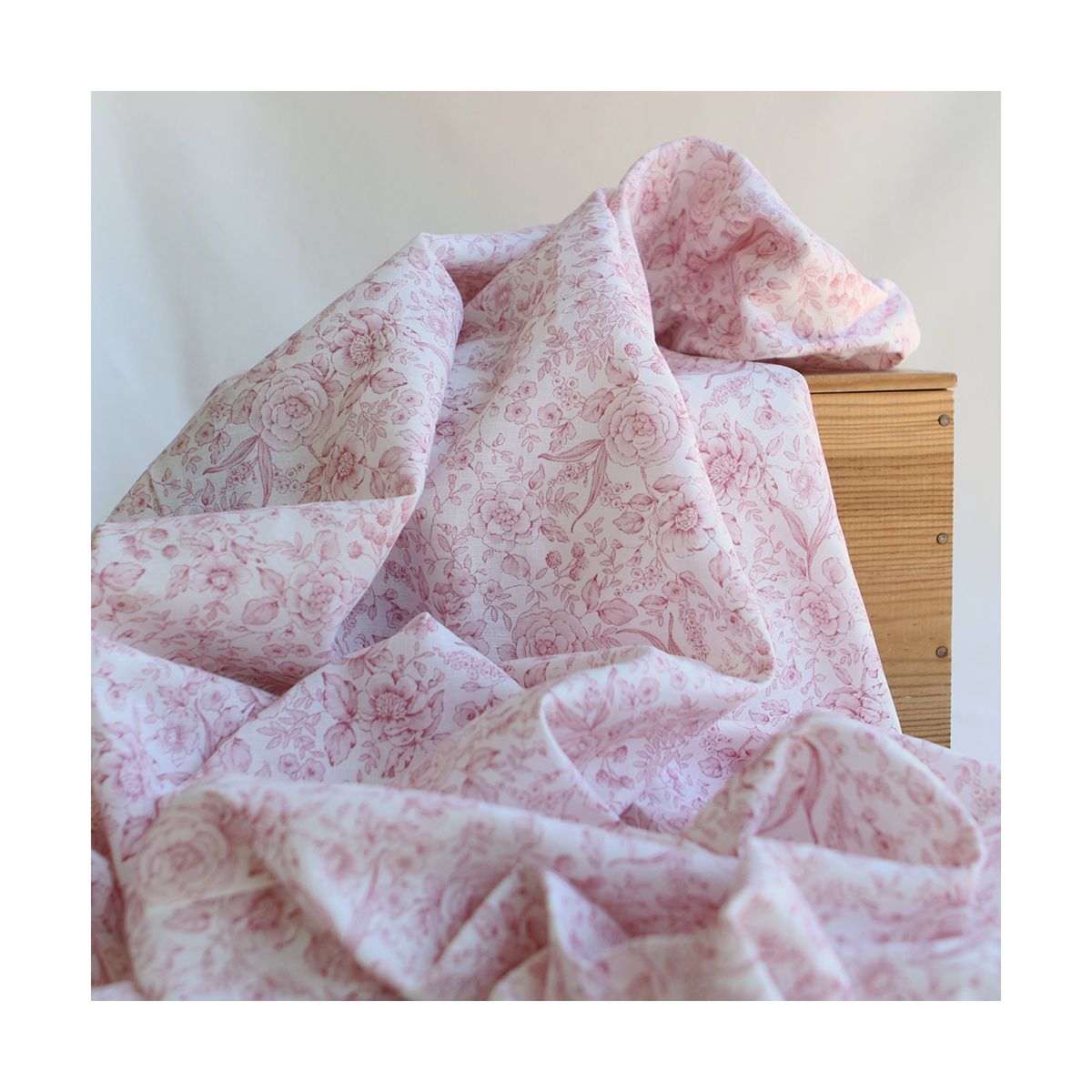 copie de Apolline - Tissu lin coton roses effet toile de Jouy blanc lait et cappuccino