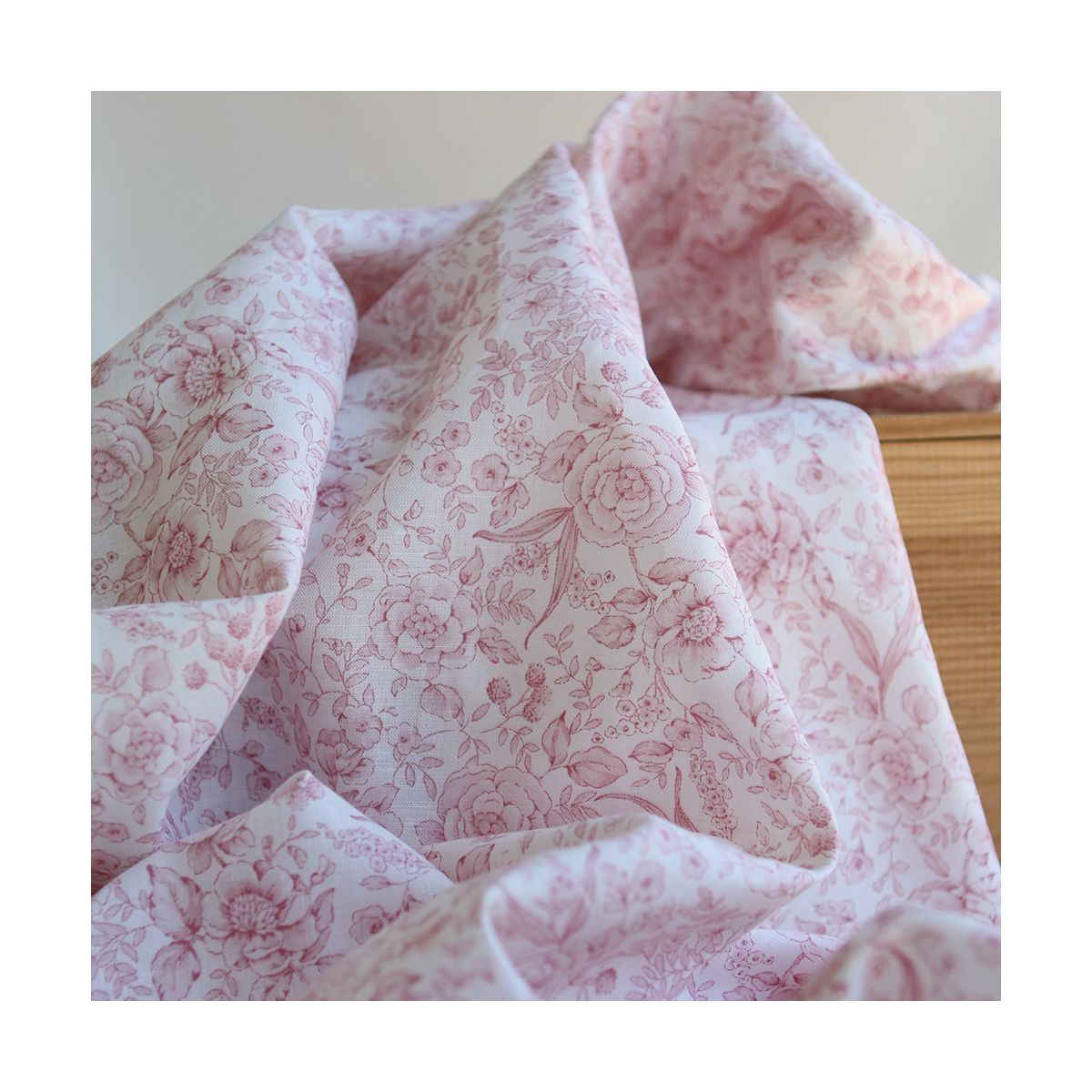 copie de Apolline - Tissu lin coton roses effet toile de Jouy blanc lait et cappuccino