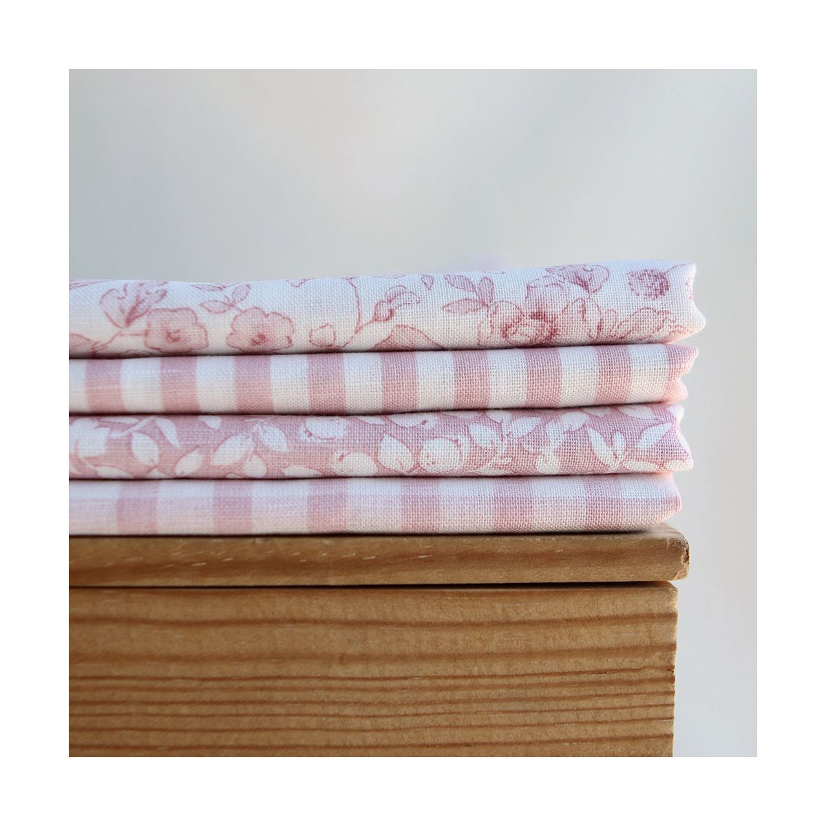 copie de Apolline - Tissu lin coton roses effet toile de Jouy blanc lait et cappuccino