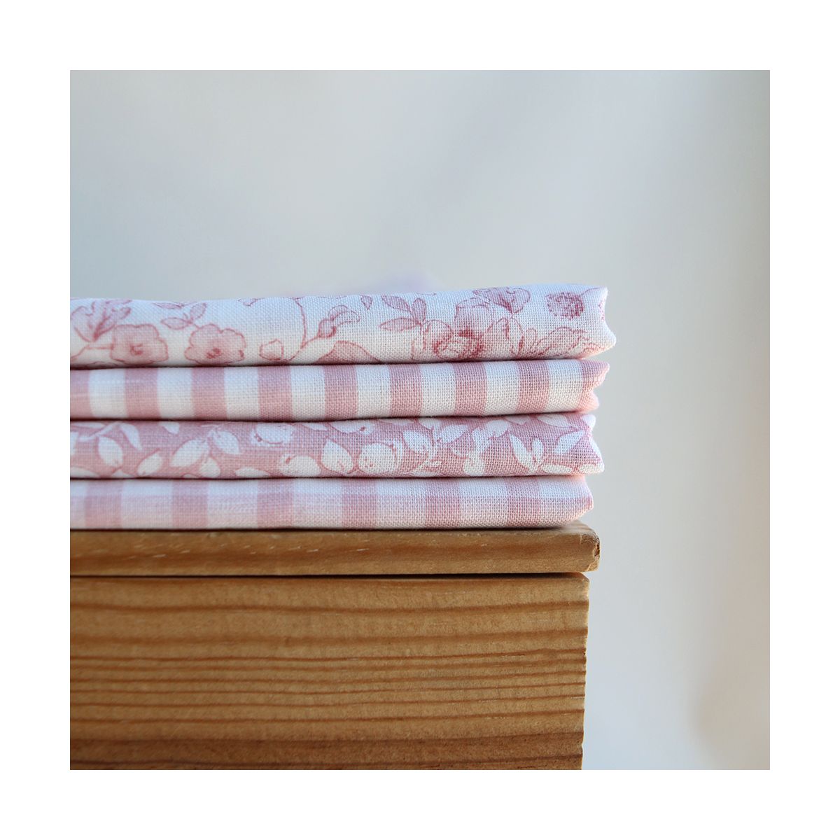 copie de Apolline - Tissu lin coton roses effet toile de Jouy blanc lait et cappuccino
