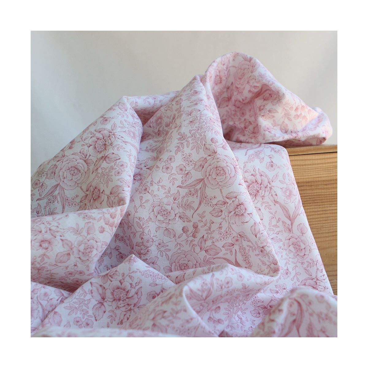 copie de Apolline - Tissu lin coton roses effet toile de Jouy blanc lait et cappuccino
