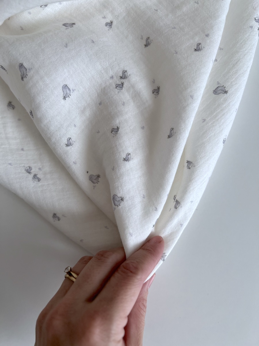 Charly - Double gaze de coton blanc lait motif petits oiseaux gris Tissus issus de l'agriculture biologique  - 2