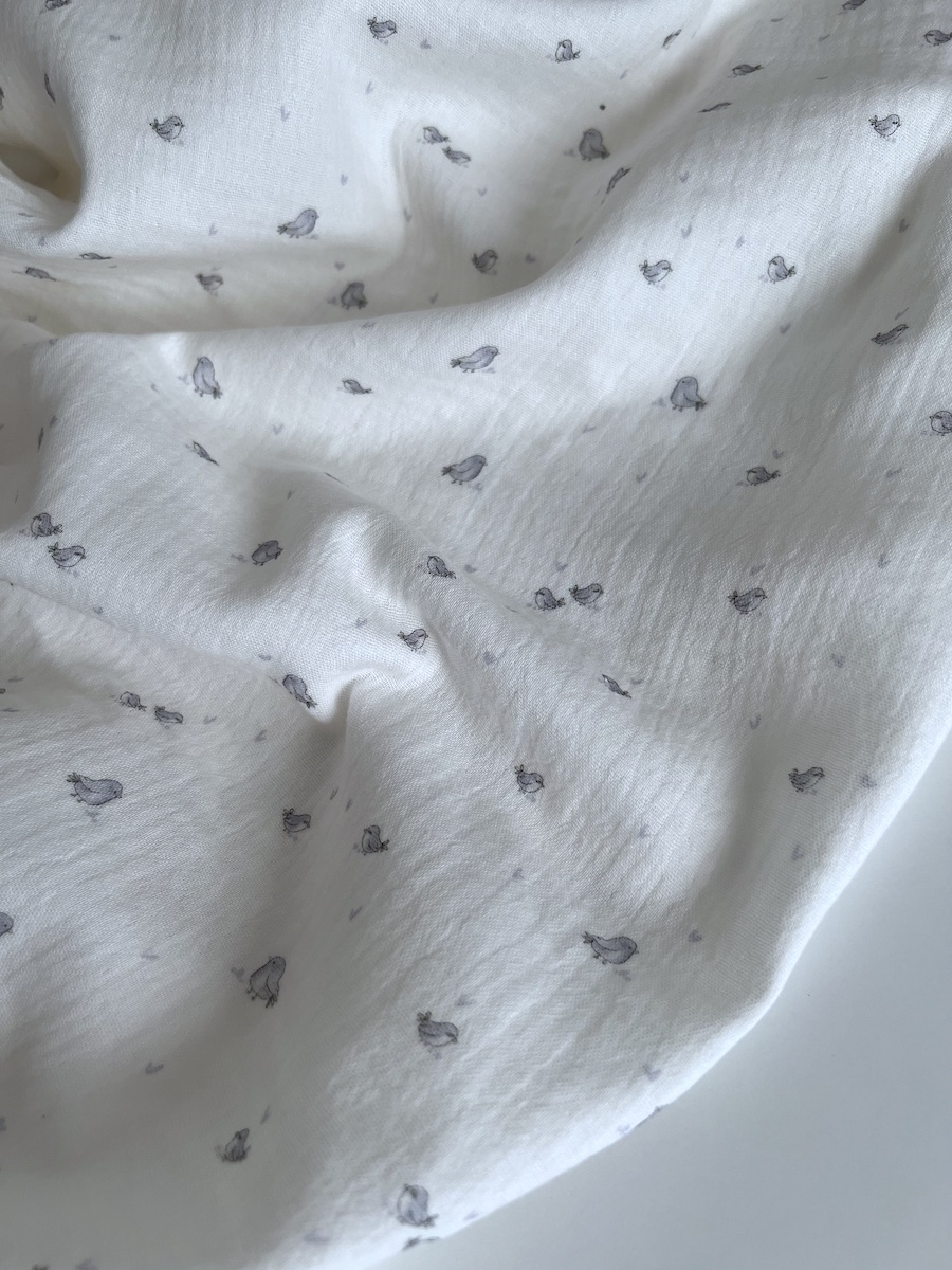 Charly - Double gaze de coton blanc lait motif petits oiseaux gris Tissus issus de l'agriculture biologique  - 3