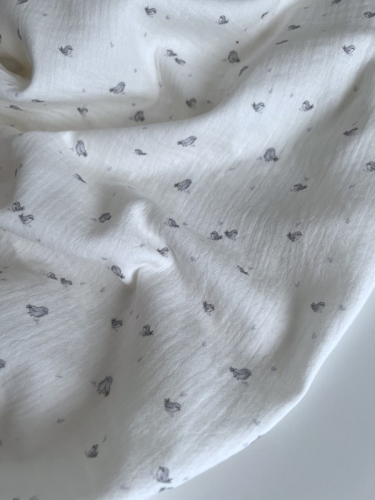 Charly - Double gaze de coton blanc lait motif petits oiseaux gris Tissus issus de l'agriculture biologique  - 3